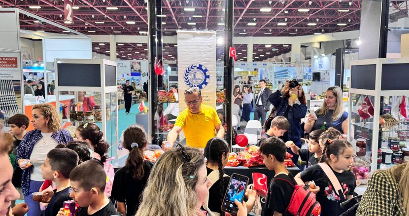 Fuar süresince standımızı ziyaret eden minik misafirlerimizle ve öğrencilerimizle bir araya gelmenin mutluluğunu yaşadık. 